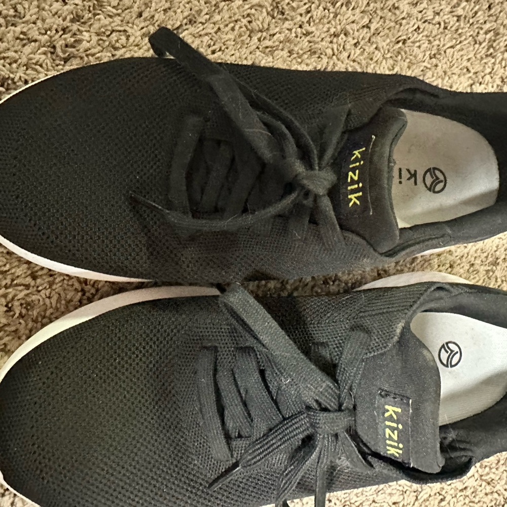 Women’s Kiziks Black Sneakers (9 Wide)